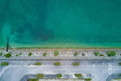 鸟瞰水体附近道路的照片